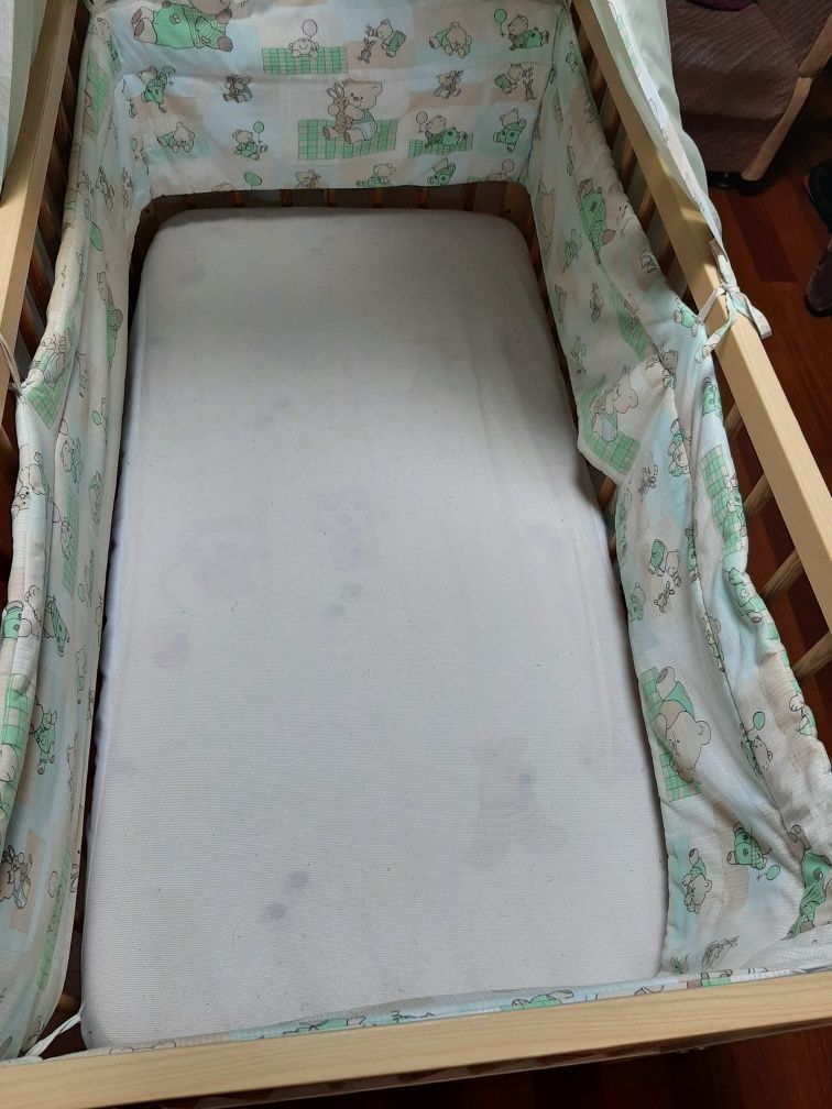 Деревяная кроватка с матрасом, бортиком