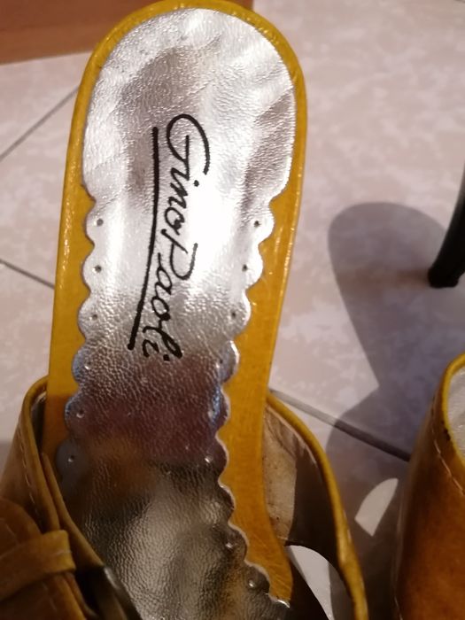 Sapatos amarelo torrado tamanho 36