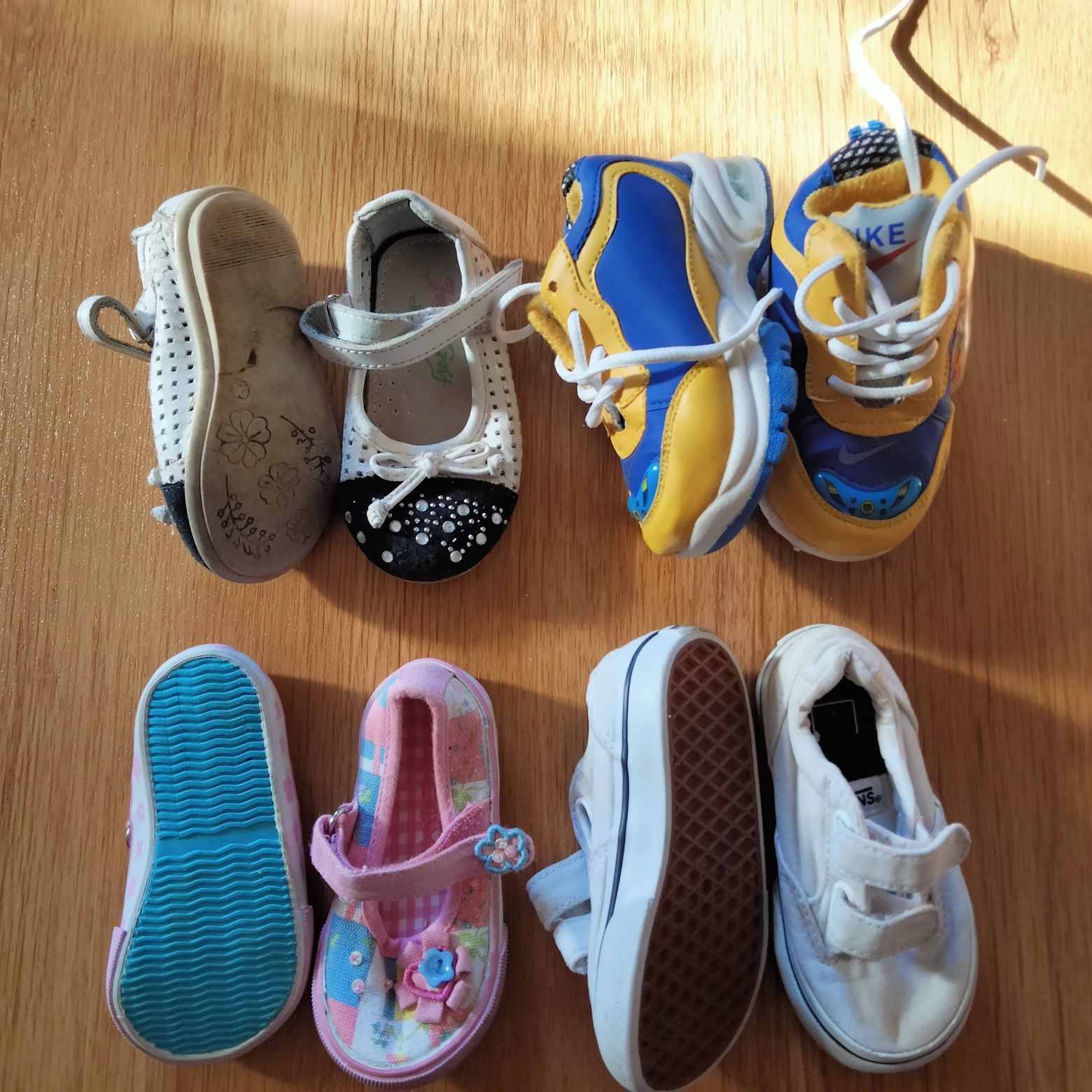 Дитяче взуття пінетки черевики чобітки кросівки туфельки