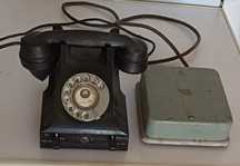 Telefone antigo com caixa de ligação.