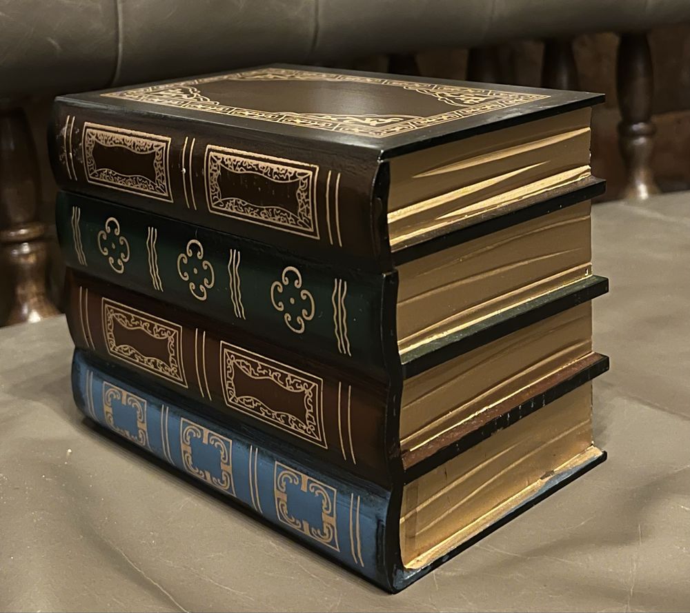 скринька ( коробка ) у вигляді  книг