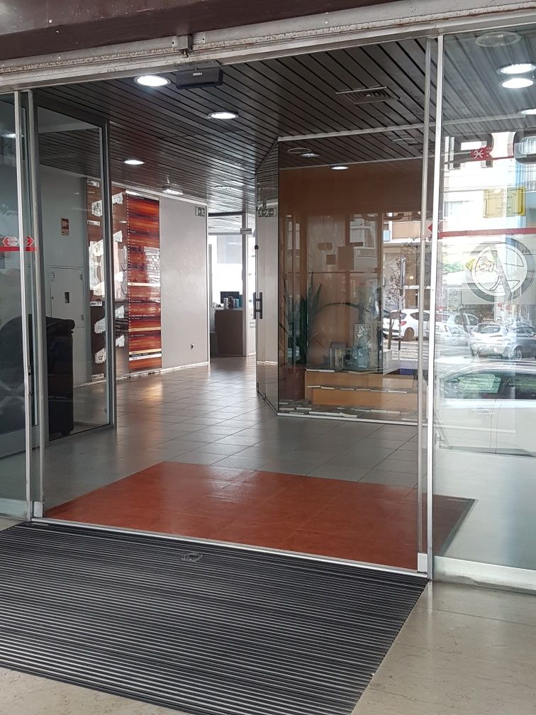 Loja de 22m² em centro comercial  almada