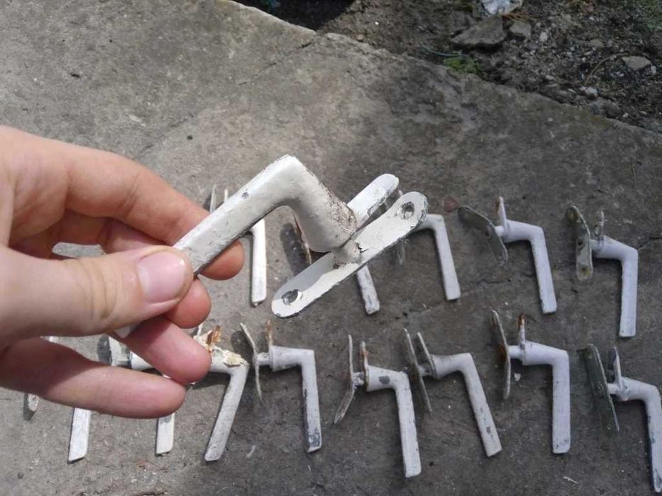 Klamka okienna z zaczepem jednoramienna metalowa stary typ - 1 sztuk