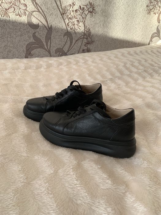 Жіночі шкіряні кросівки