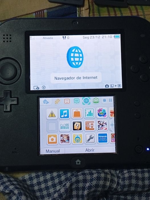 Consola Nintendo 2 DS com vários jogos e carregador