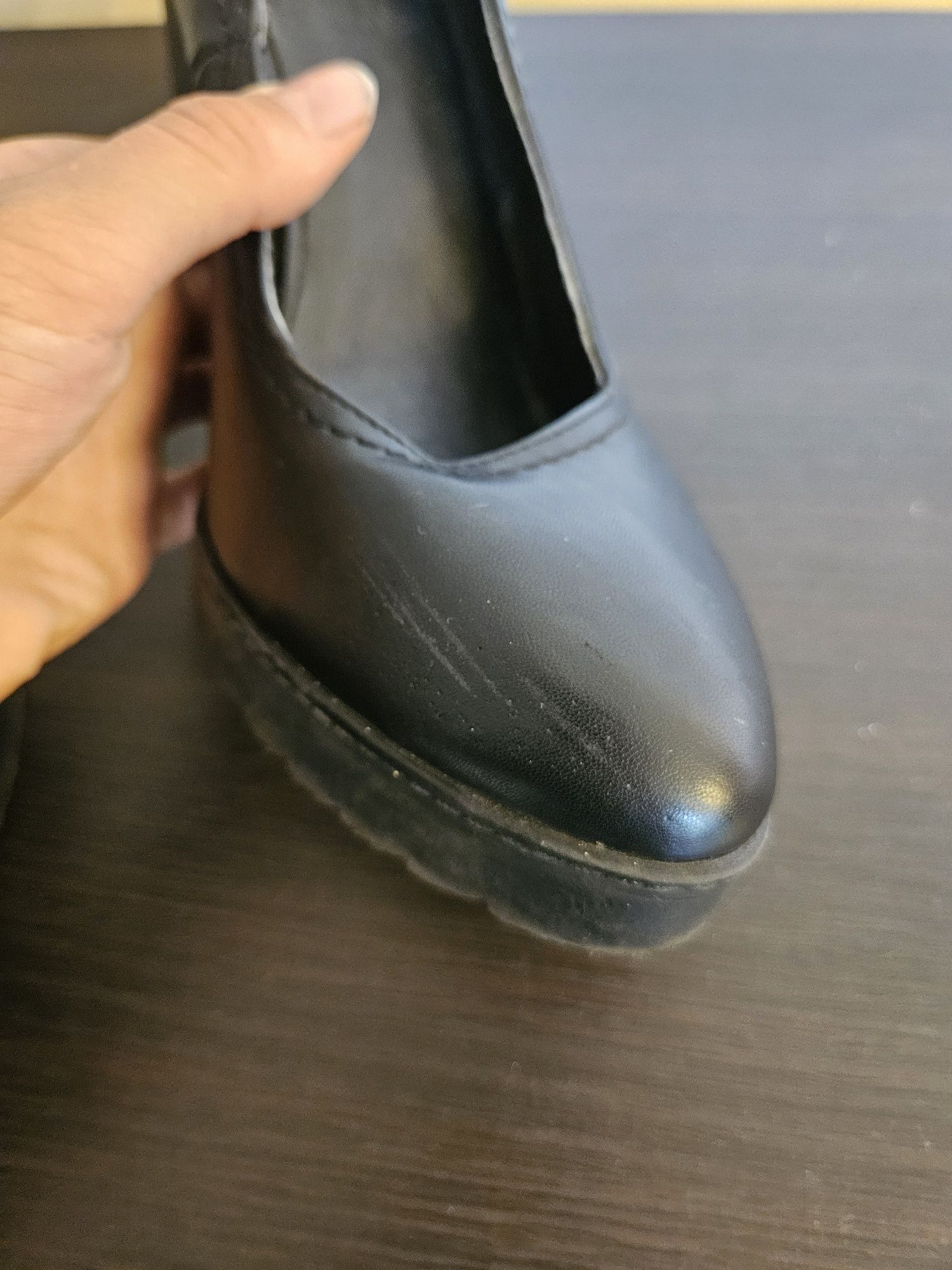 Buty na wysokim obcasie na grubej gumowej podeszwie