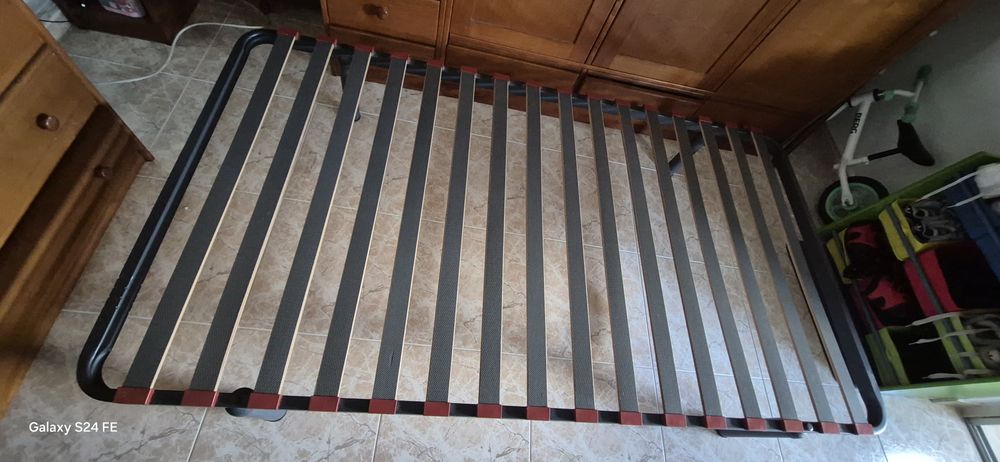 Cama de corpo e meio sem colchão