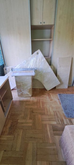 duże biurko z kontenerkiem