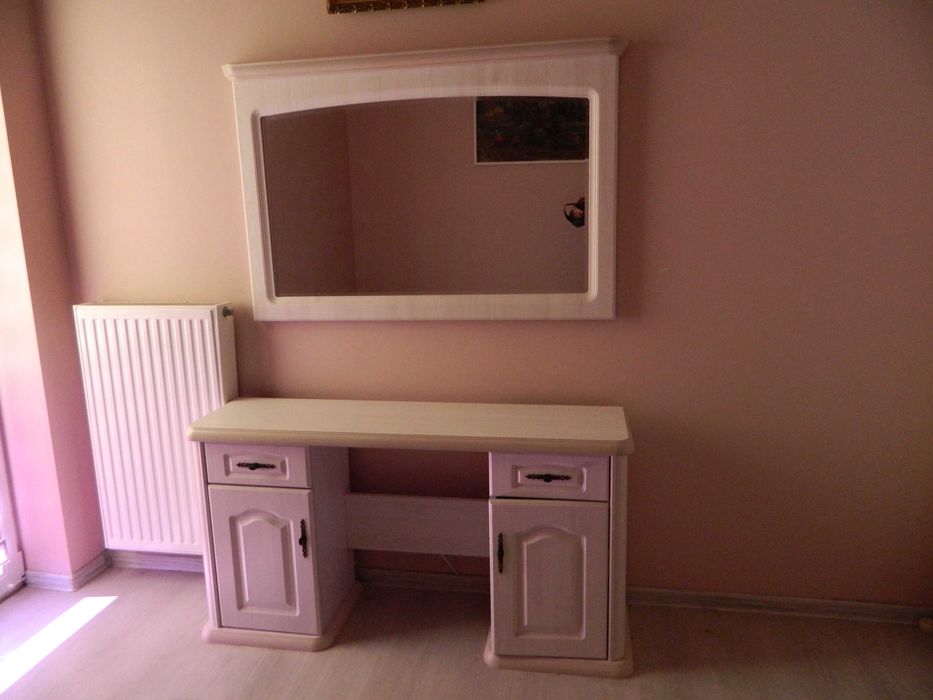 Toaletka z dużym lustrem