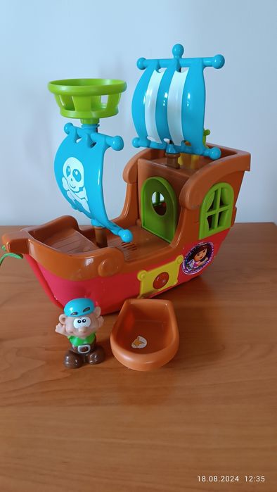 zabawka statek piracki + gratis figurkę pieska i brama