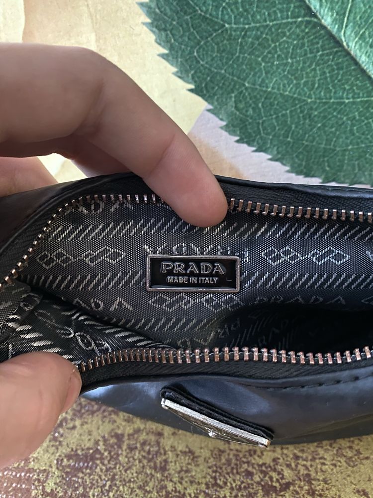 Оригінальна сумка Prada Re-Edition 2005