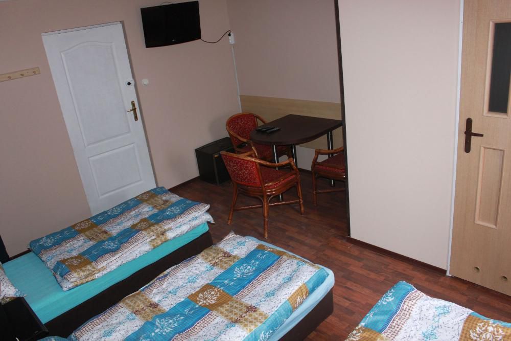 Hostel pokoje z łazienkami  tv lodówki  parking wi-fi