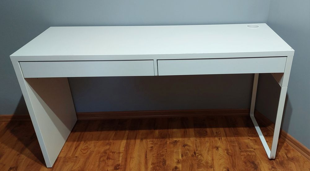 Sprzedam biurko IKEA Micke biale z dwoma szufladami.