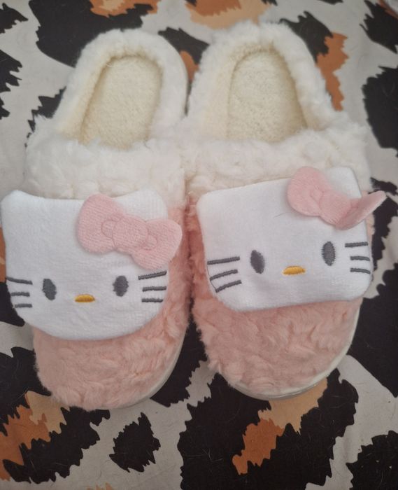 Pantufas peludas quentinhas e fofas