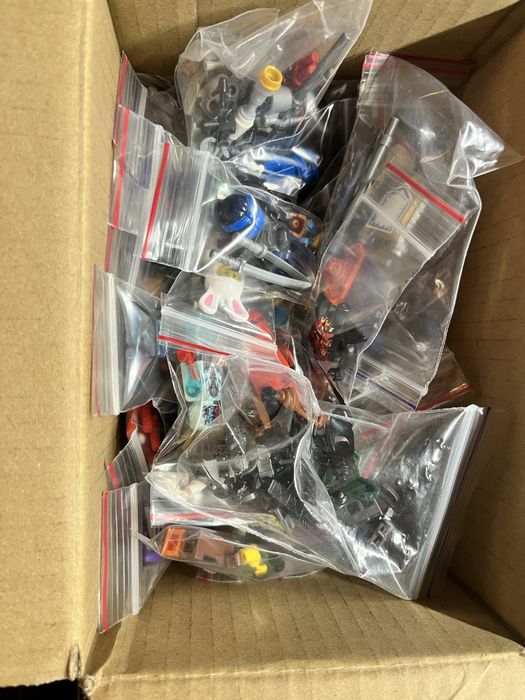 Продам великую коллекцию LEGO-фигурок и деталей!