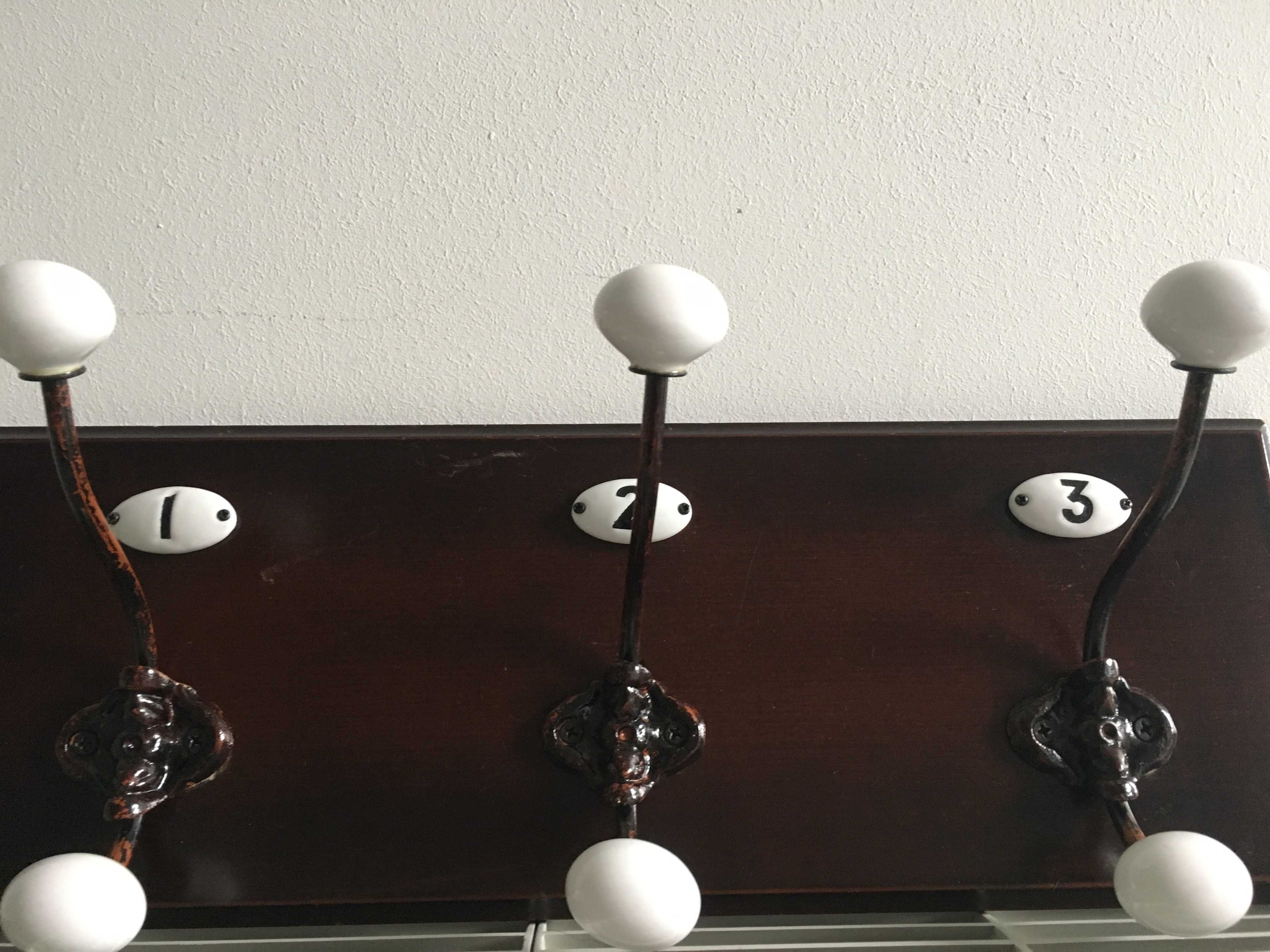 Wieszak z numerkami z Almi Decor