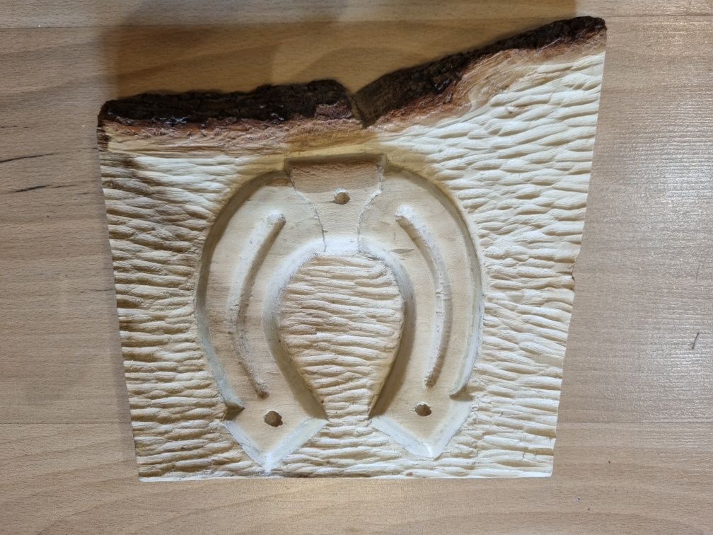 płaskorzeźba drewno podkowa ręcznie robiona handmade  dłutem relief