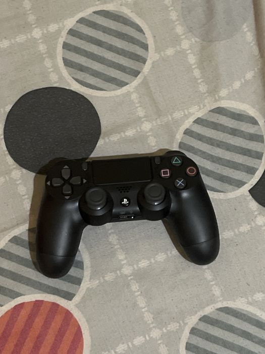 Vendo Playstation 4 PRO com dois comandos