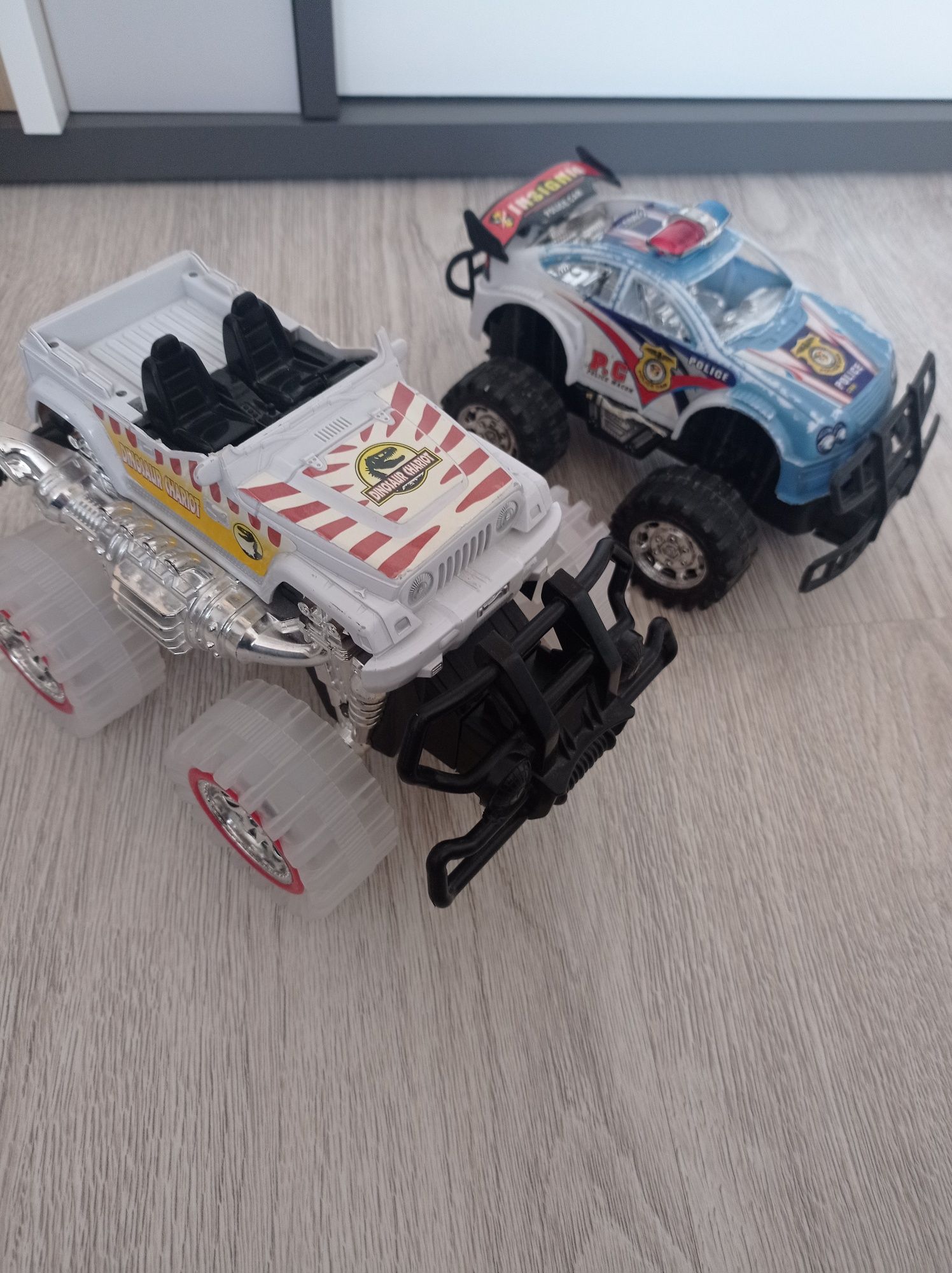 Auta zabawka plastikowe jeep