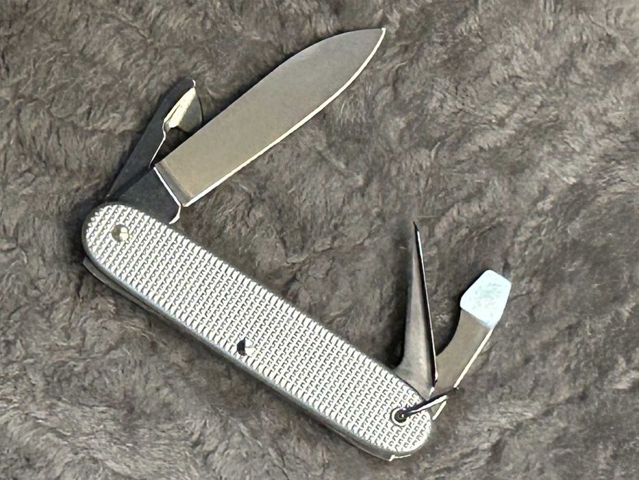 Kontraktowy nóż szwajcarskiej armii Wenger Soldier M1961 rocznik 2003