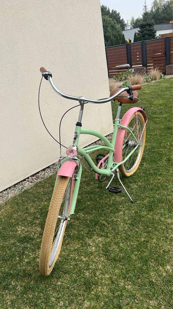 Rower miejski w pastelowej kolorystyce marki Plumbike
