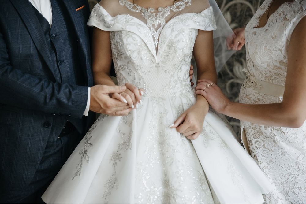 Розкішна королівська весільна сукня зі шлейфом.