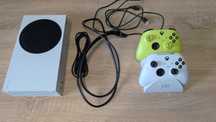 Xbox Series S (używany) z 2 gamepadami i akcesoriami