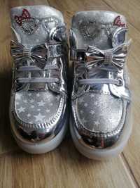 Nowe buty srebrne 30