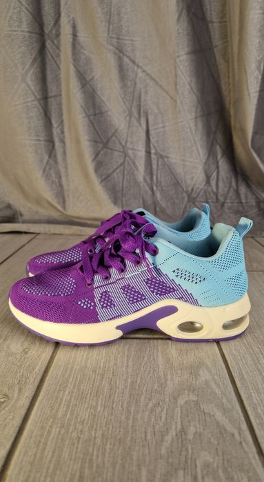 Продам жіночі кросівки