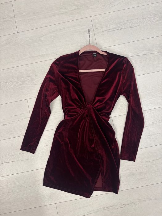 червоне оксамитове плаття