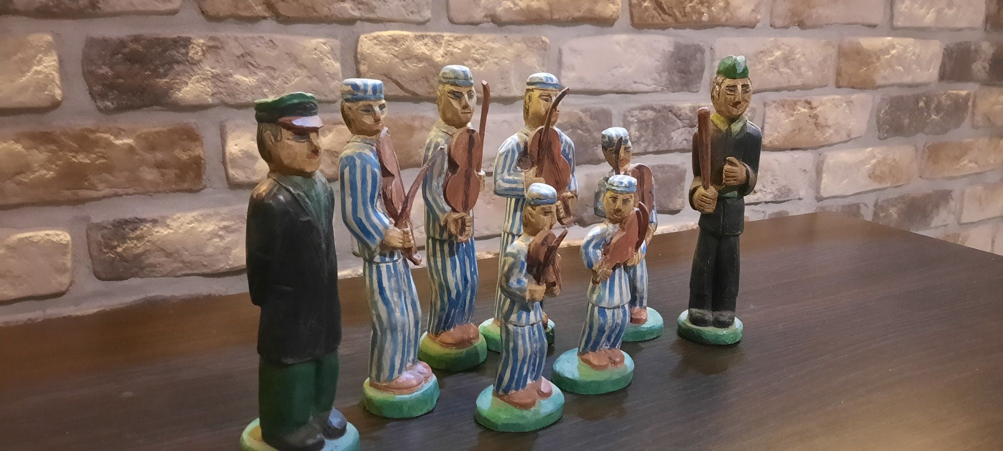 Kolekcja rzeźb ludowych- więźniowie.