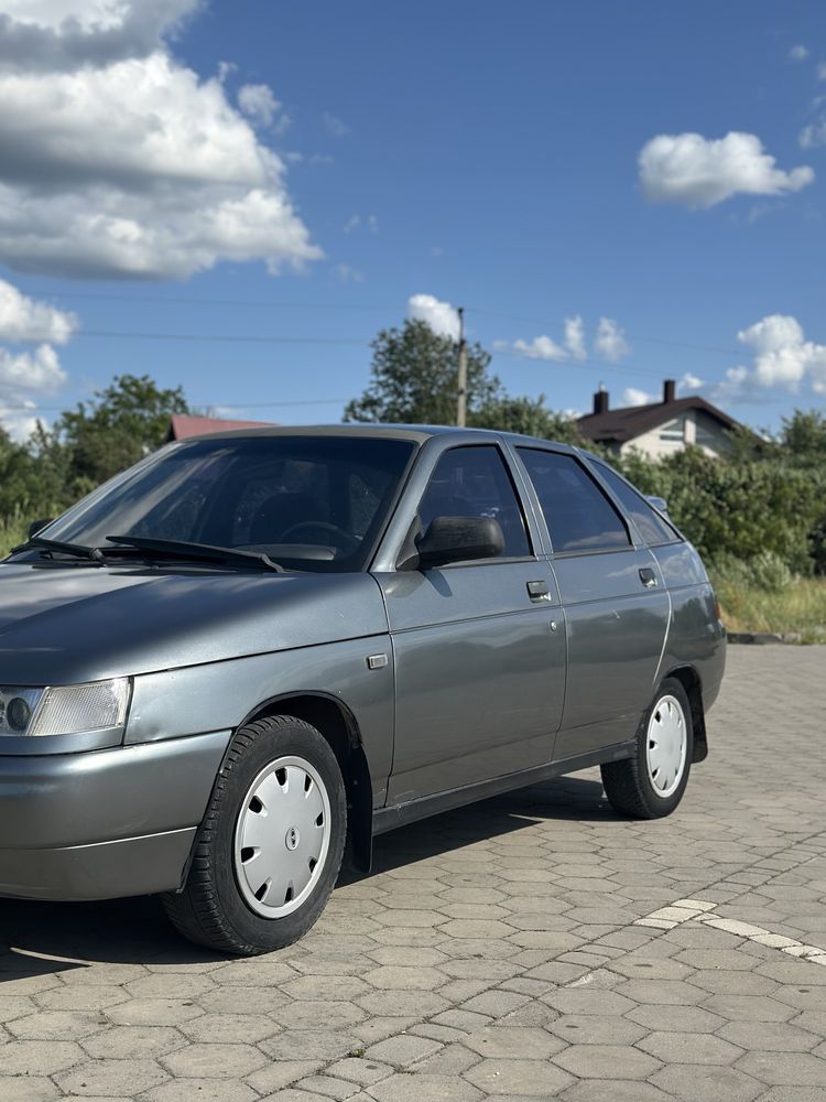 Автомобіль Lada 2112