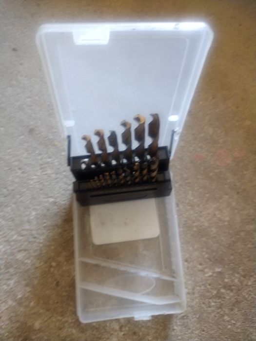 Wiertła w metalowym etui