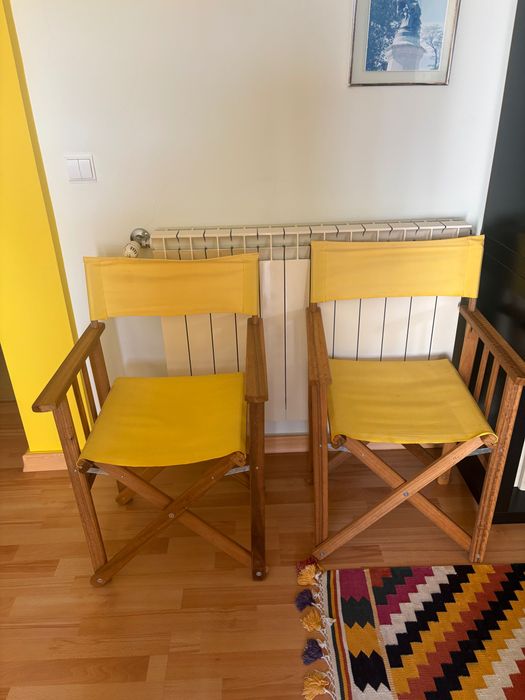 Conjunto de 4 cadeiras com estrutura de madeira e com acento de tecido