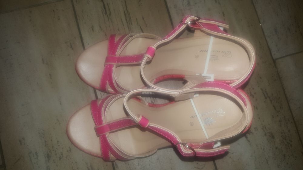 Buty  na obcasie/koturnie w śmiesznej cenie
