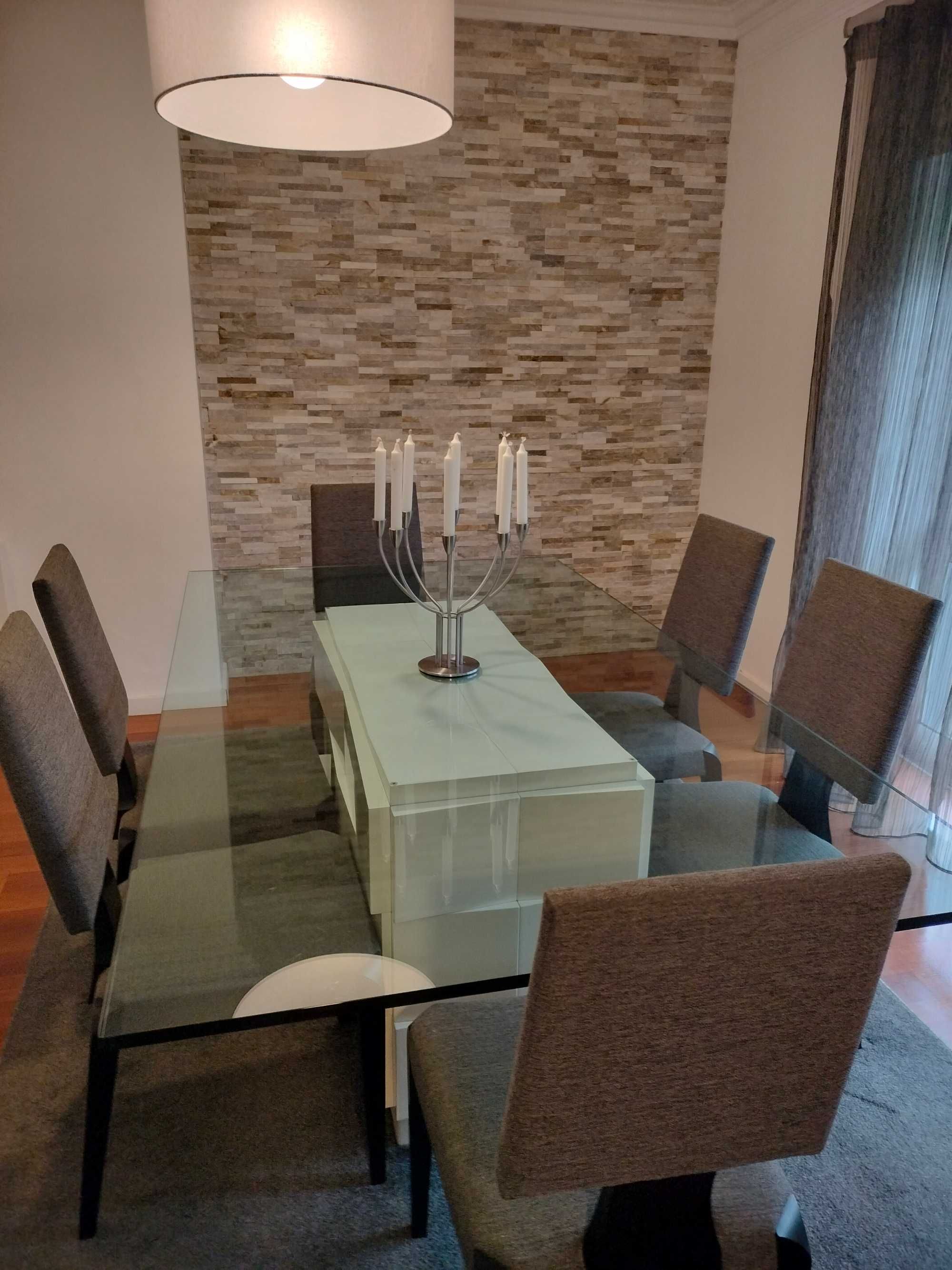 Mesa de sala Jantar e aparador