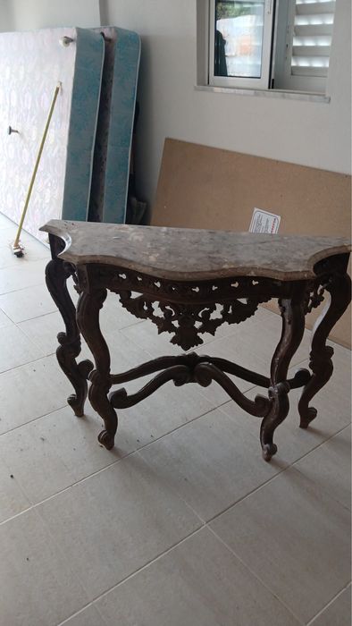 Mesa de apoio antiga com tampo de mármore – estilo clássico