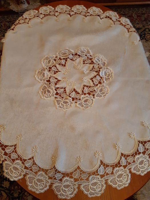 Sliczna haftowana serweta 80 cm