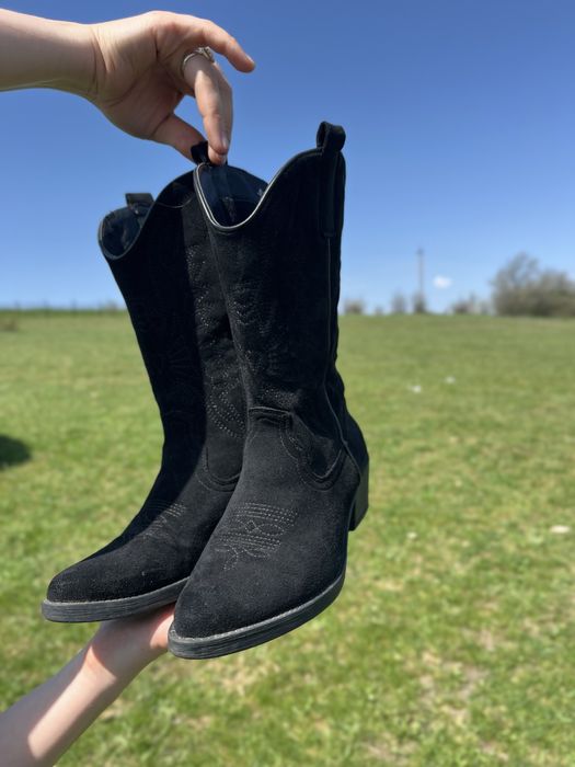 Стильні замшеві  козаки