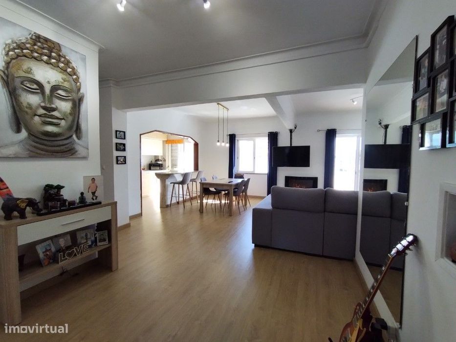 Apartamento T4 transformado em T3, 1º andar, remodelado - Feijo **O...