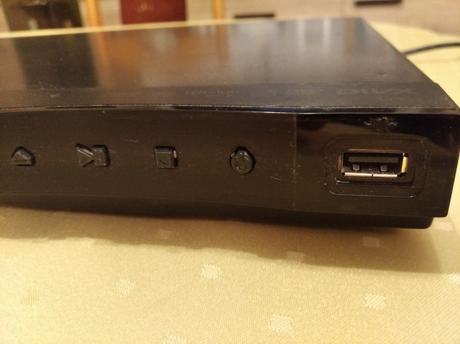 Sprzedam dvd LG z pilotem z dodatkowym wejściem na USB