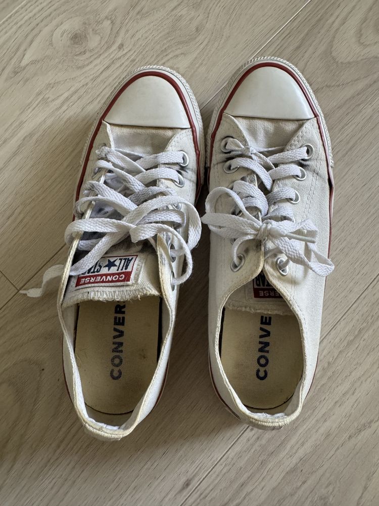 Białe buty converse