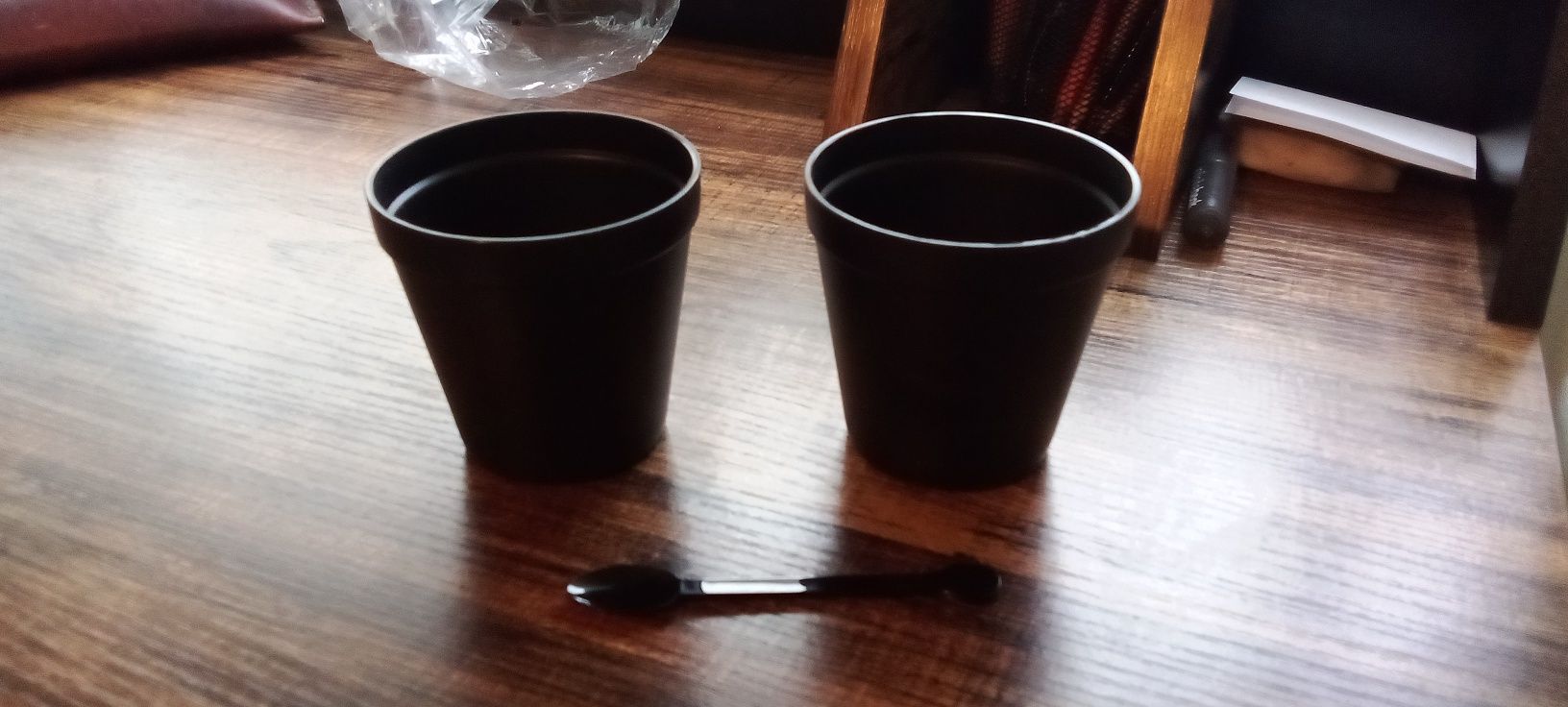 2 copos de plástico pretos
