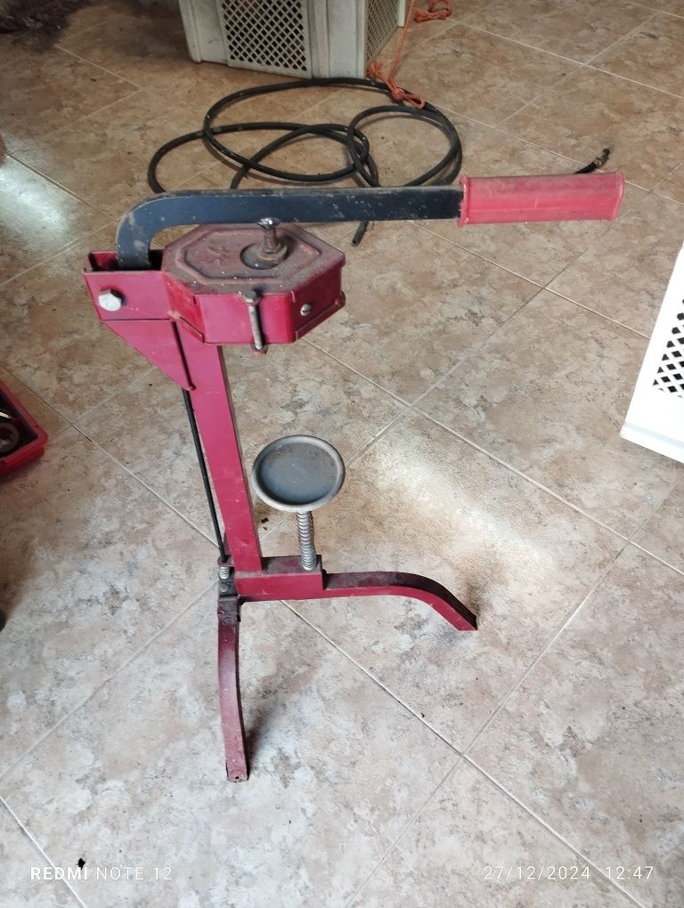 Engarrafadeira, máquina de meter rolhas de cortiça em garrafas