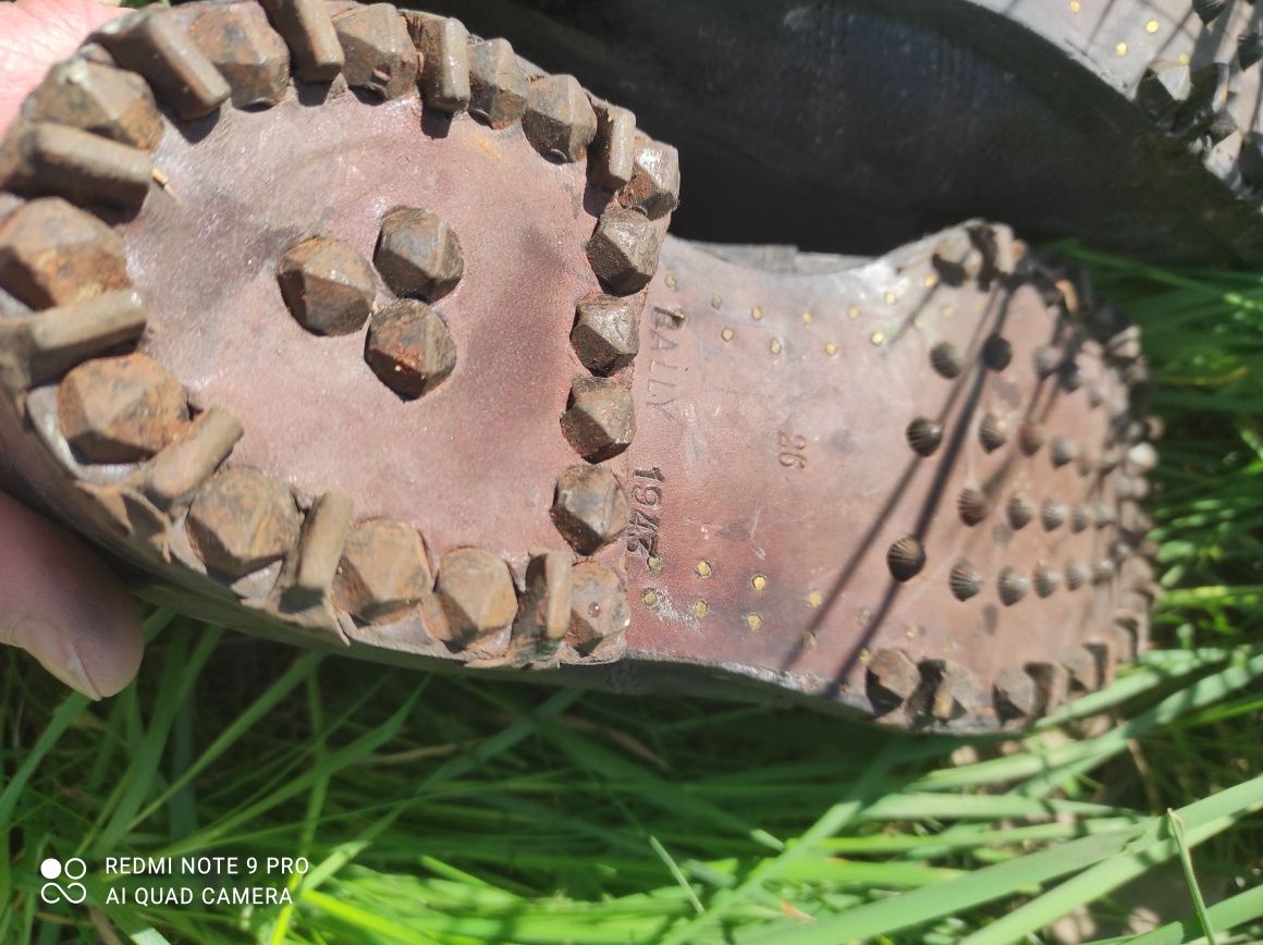 Wojskowe buty z 1943 r. z ćwiekami.
