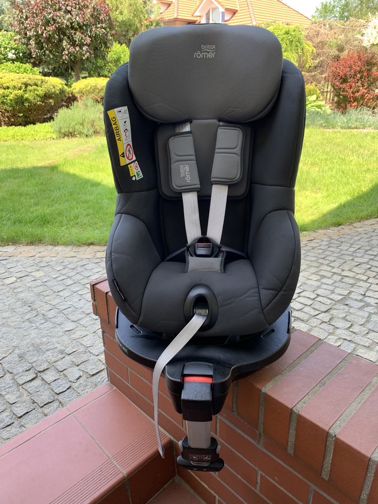 Fotelik samochodowy Britax Römer Dualfix M i-Size obrotowy 0-18