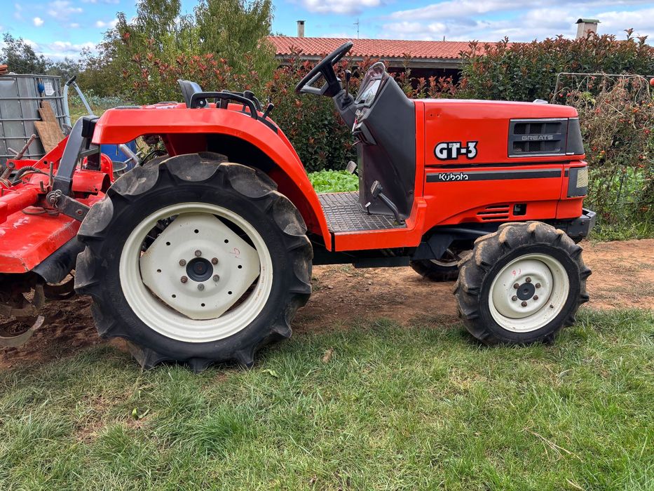 Trator Kubota GT-3 4x4 com fresa