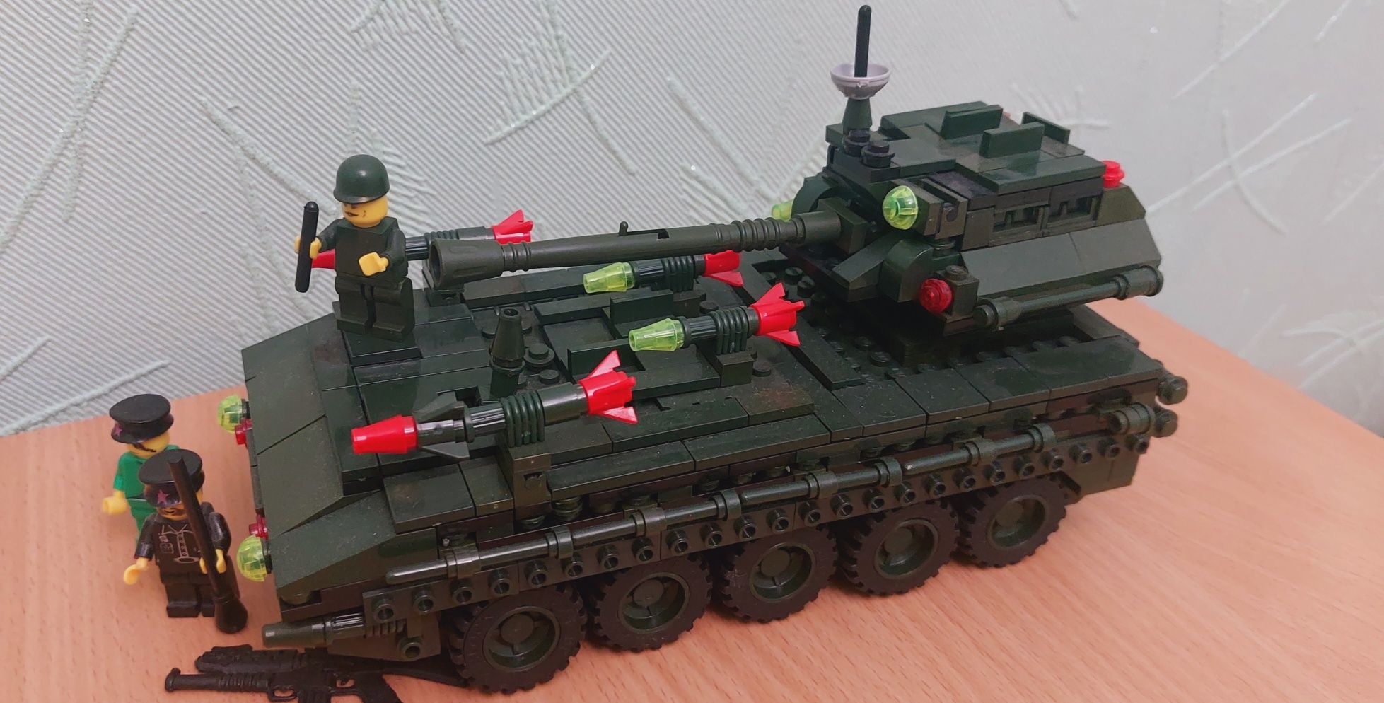 Конструктор лего танк