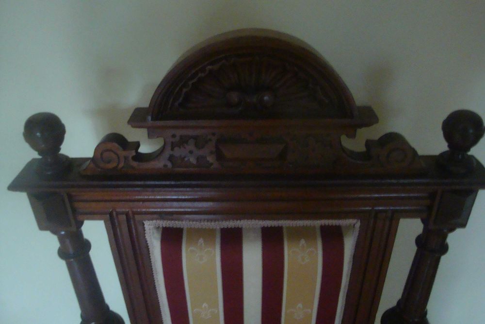 stary fotel obity nową tapicerką