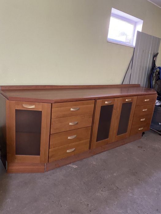 Комод с фасадом из дерева